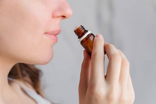 Les huiles essentielles pour une beauté au naturel